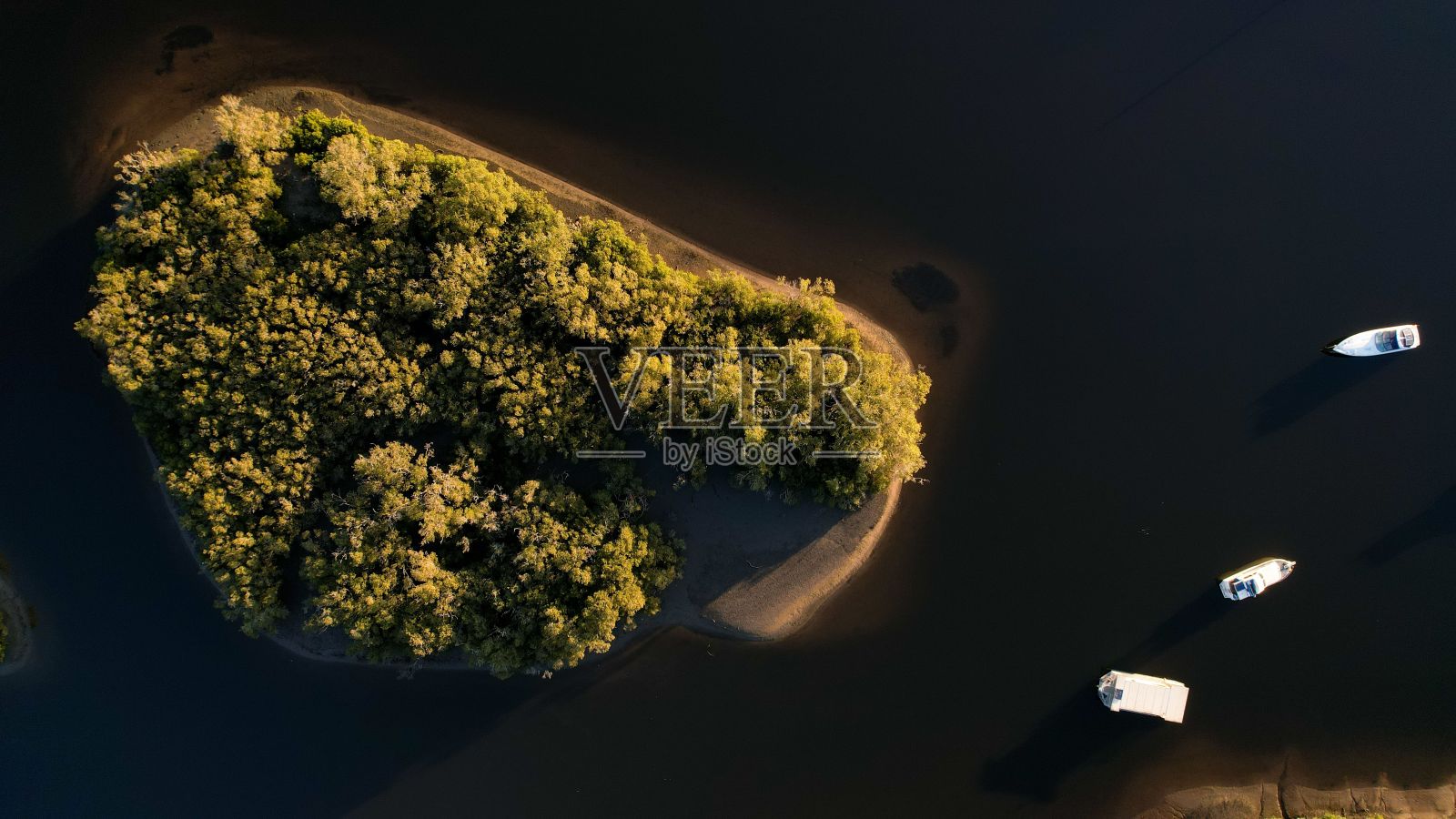 澳大利亚新南威尔士州悉尼萨瑟兰郡的Woronora河被郁郁葱葱的草木环绕照片摄影图片