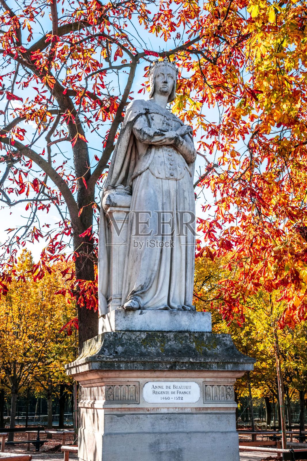 巴黎的伯莎雕像的垂直镜头，孤立在秋叶的背景中照片摄影图片