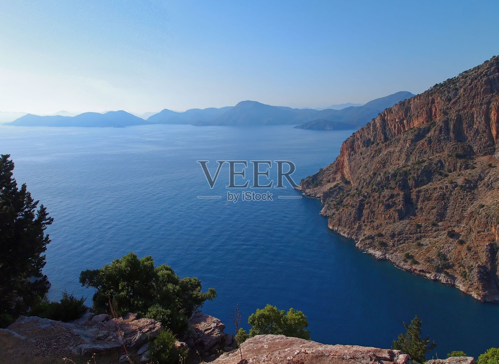 在土耳其卡巴克，美丽的蓝色大海在白天被大山包围照片摄影图片