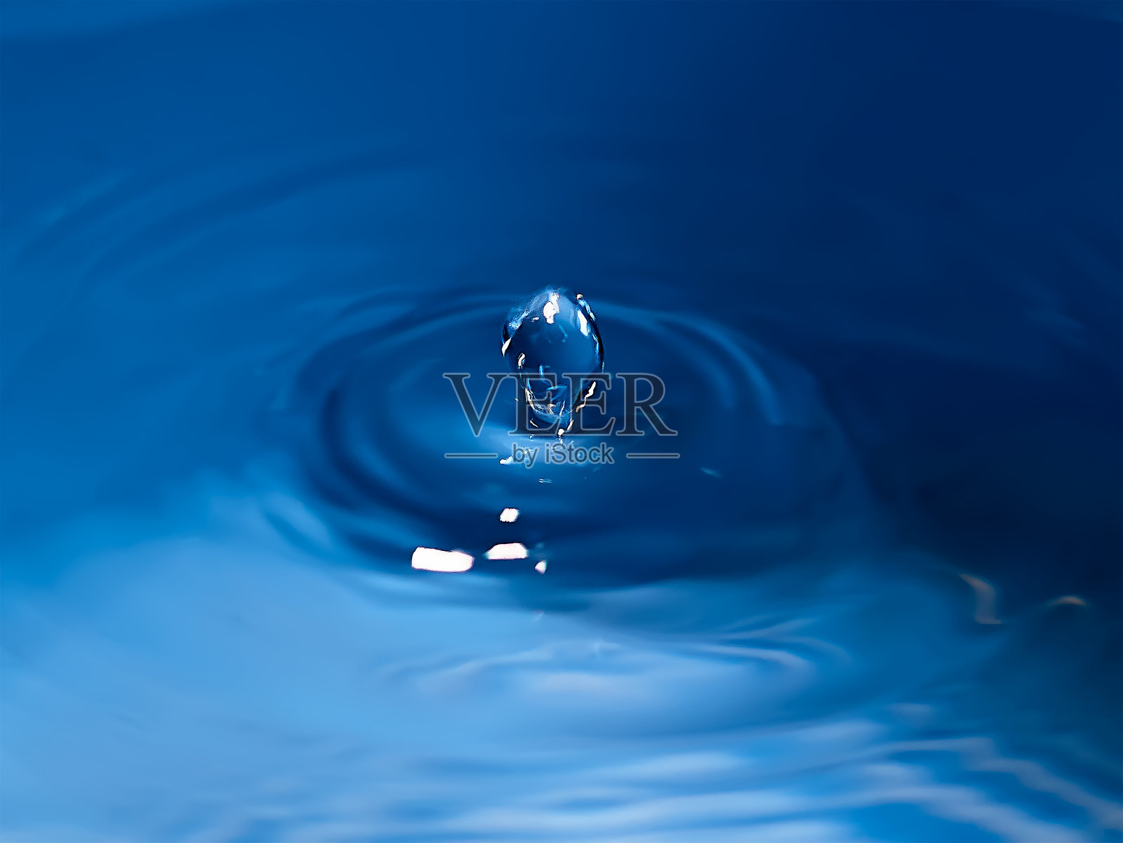 水滴飞溅的特写镜头照片摄影图片