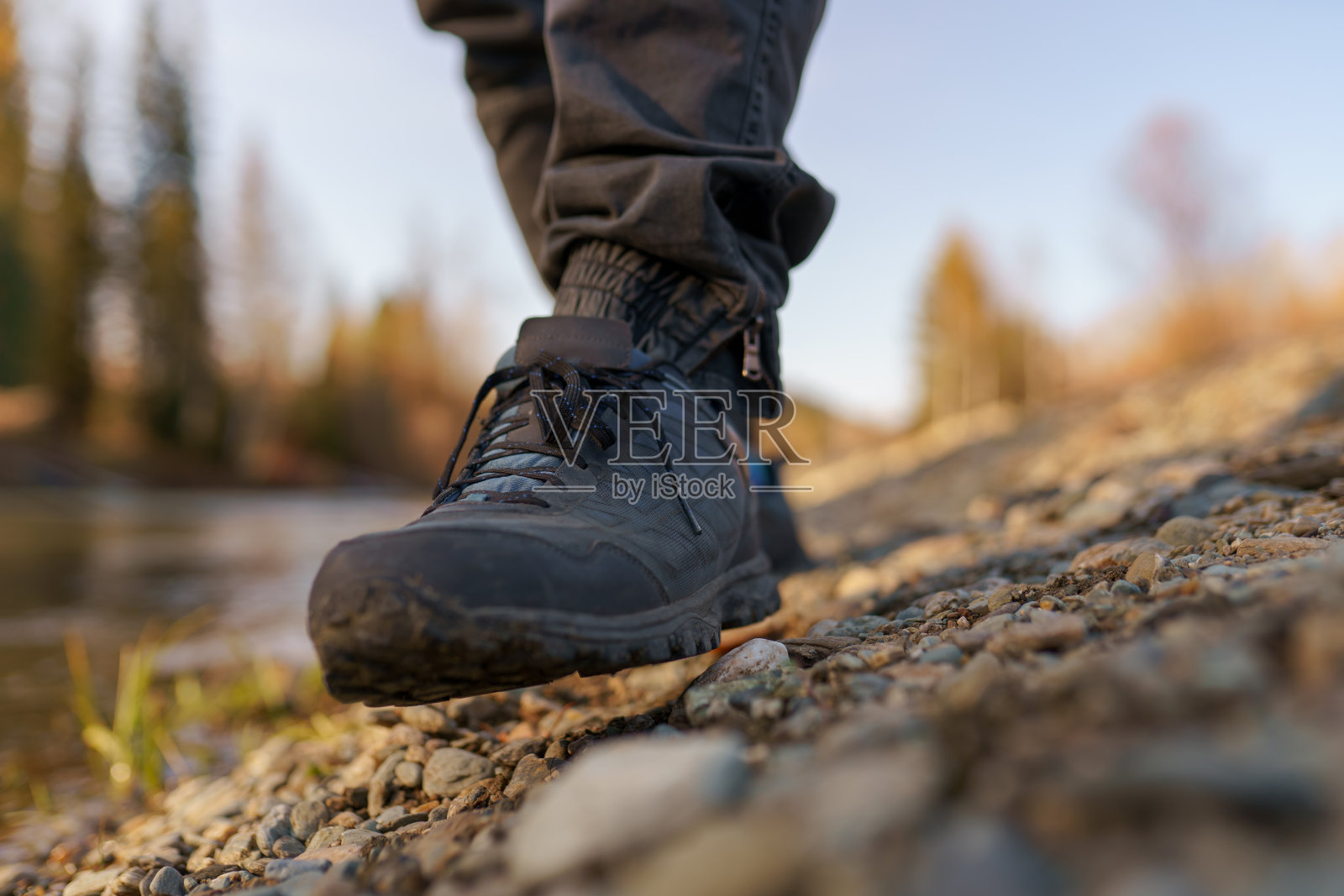 河滩上的脚步声照片摄影图片