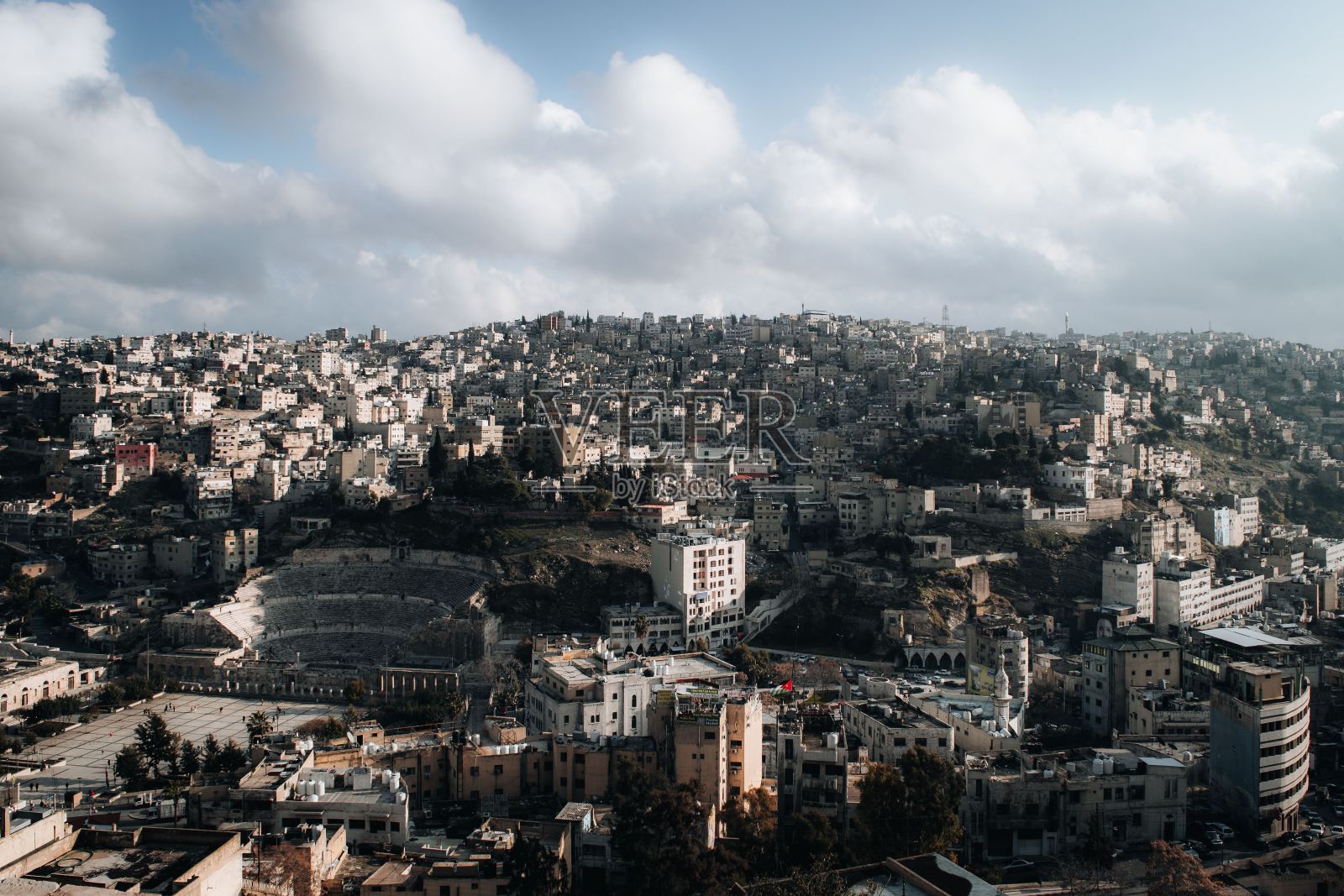 安曼罗马剧院的鸟瞰图，背景是建筑照片摄影图片