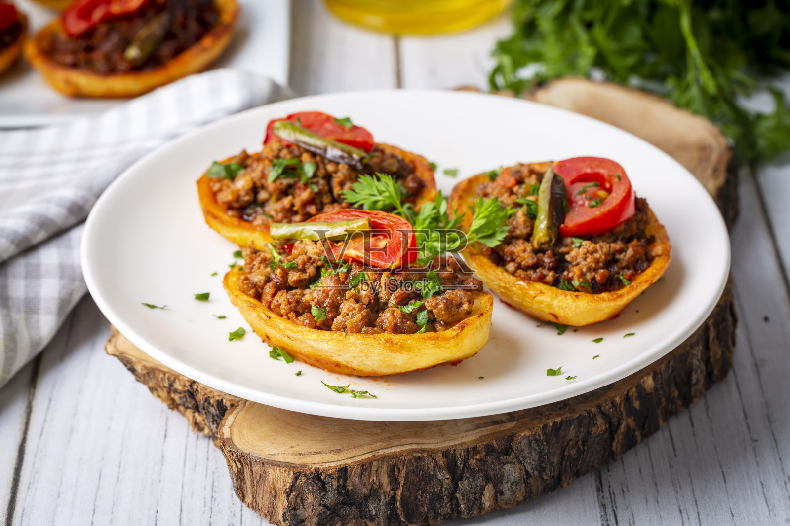 传统的土耳其美食;馅土豆(土耳其名;Patates dolmasi)照片摄影图片