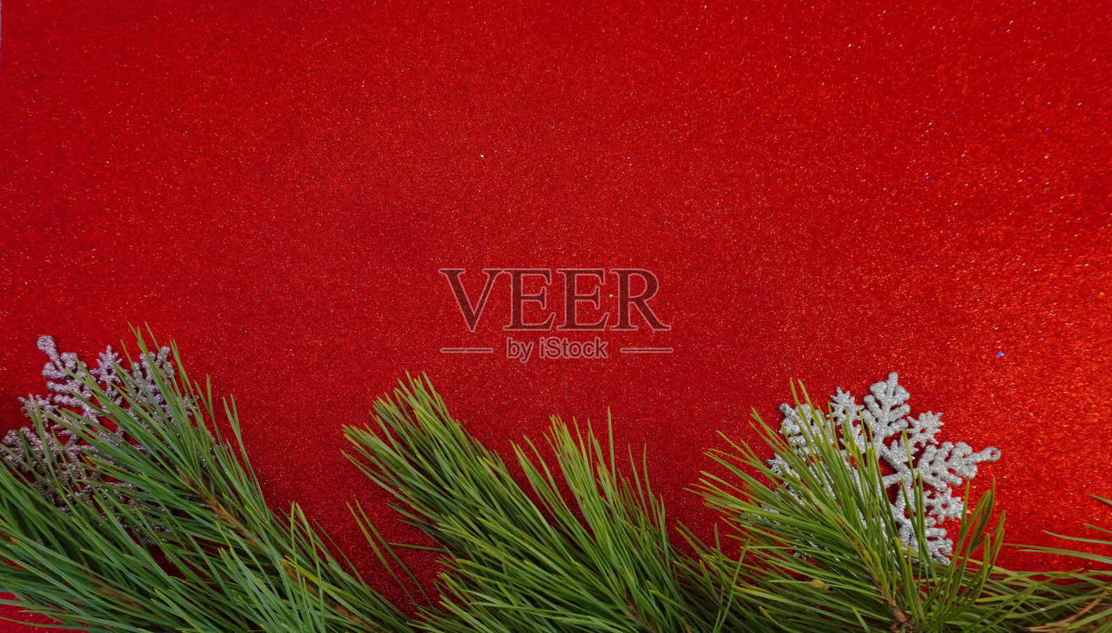 红色的圣诞背景与圣诞树树枝和圣诞球和玩具照片摄影图片