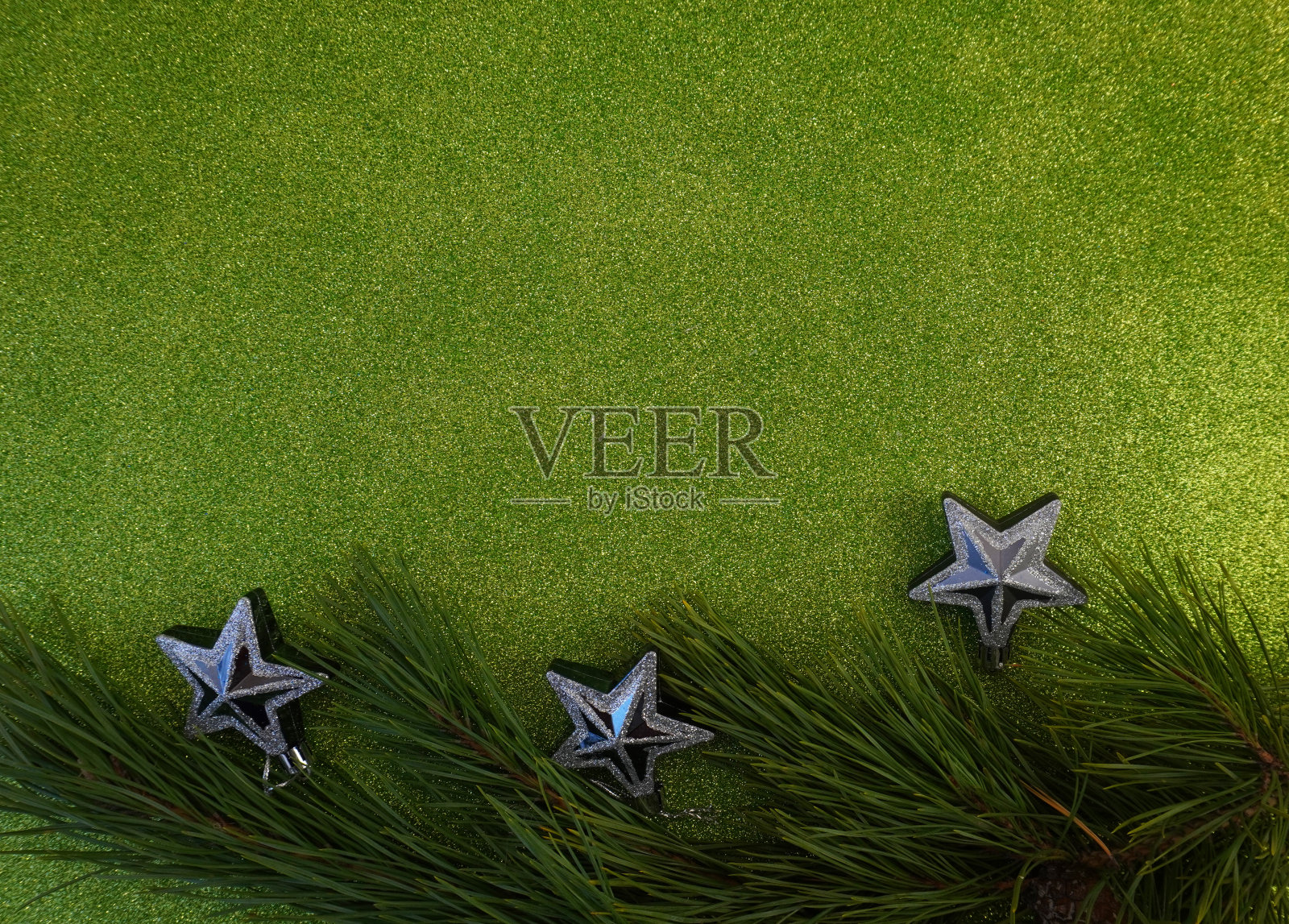 绿色的圣诞背景与杉树树枝和圣诞球和玩具照片摄影图片