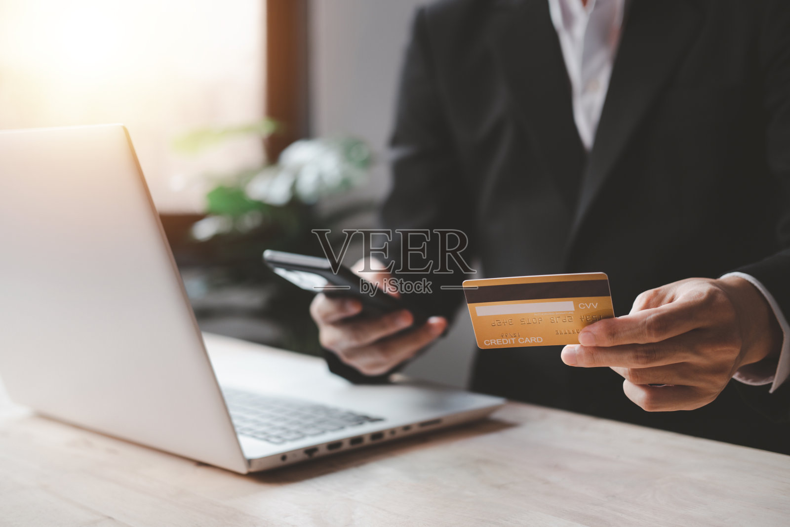 通过智能手机钱包应用和信用卡技术的移动支付。商人在网上购物，购物和支付。数字转账，电子商务银行的概念。照片摄影图片