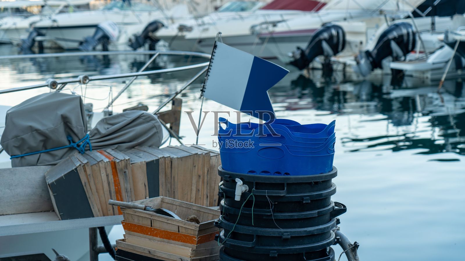 停泊在港口的渔船上的空箱子照片摄影图片