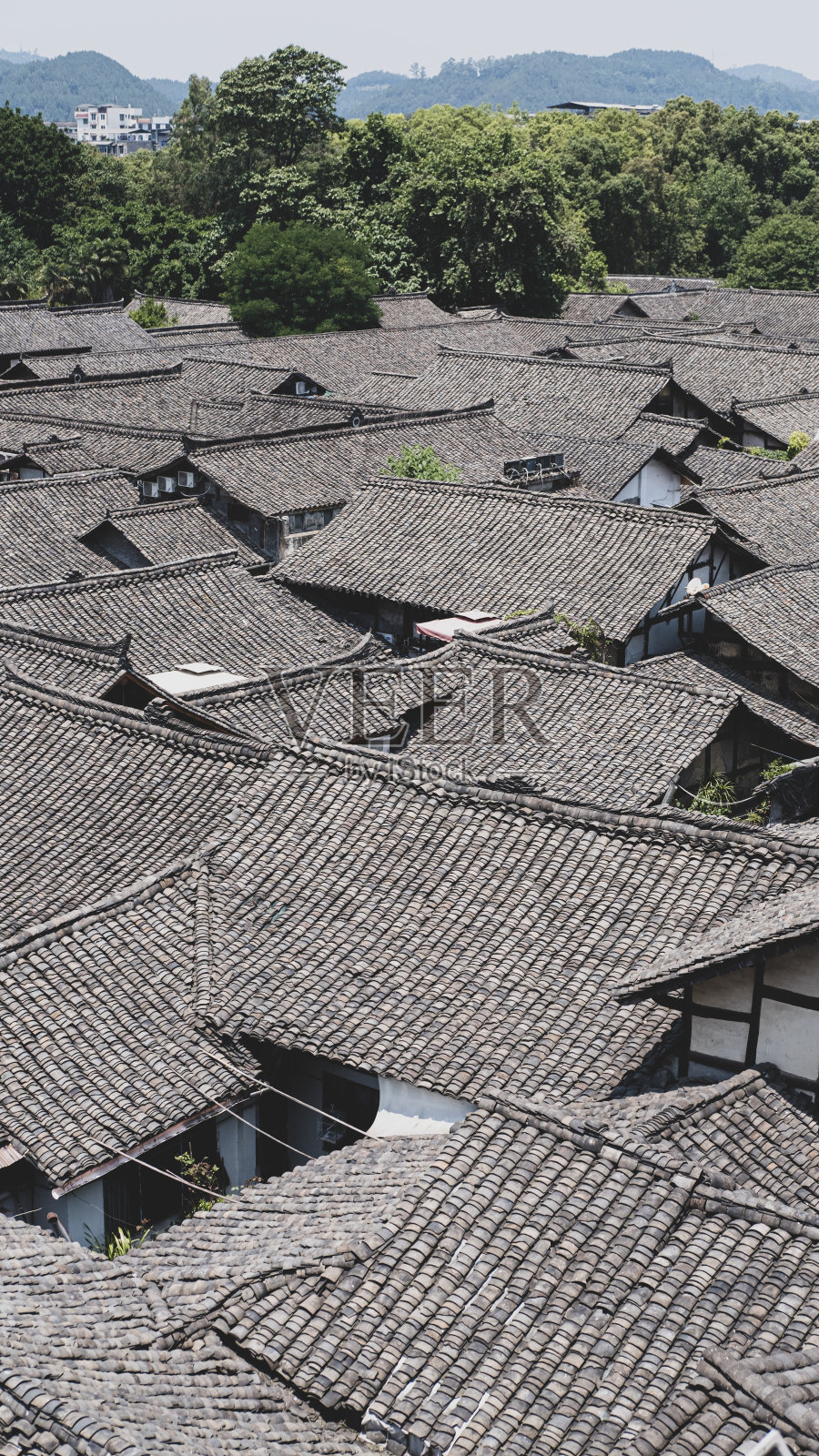 垂直高角度拍摄了贫困地区小房子相同的屋顶照片摄影图片