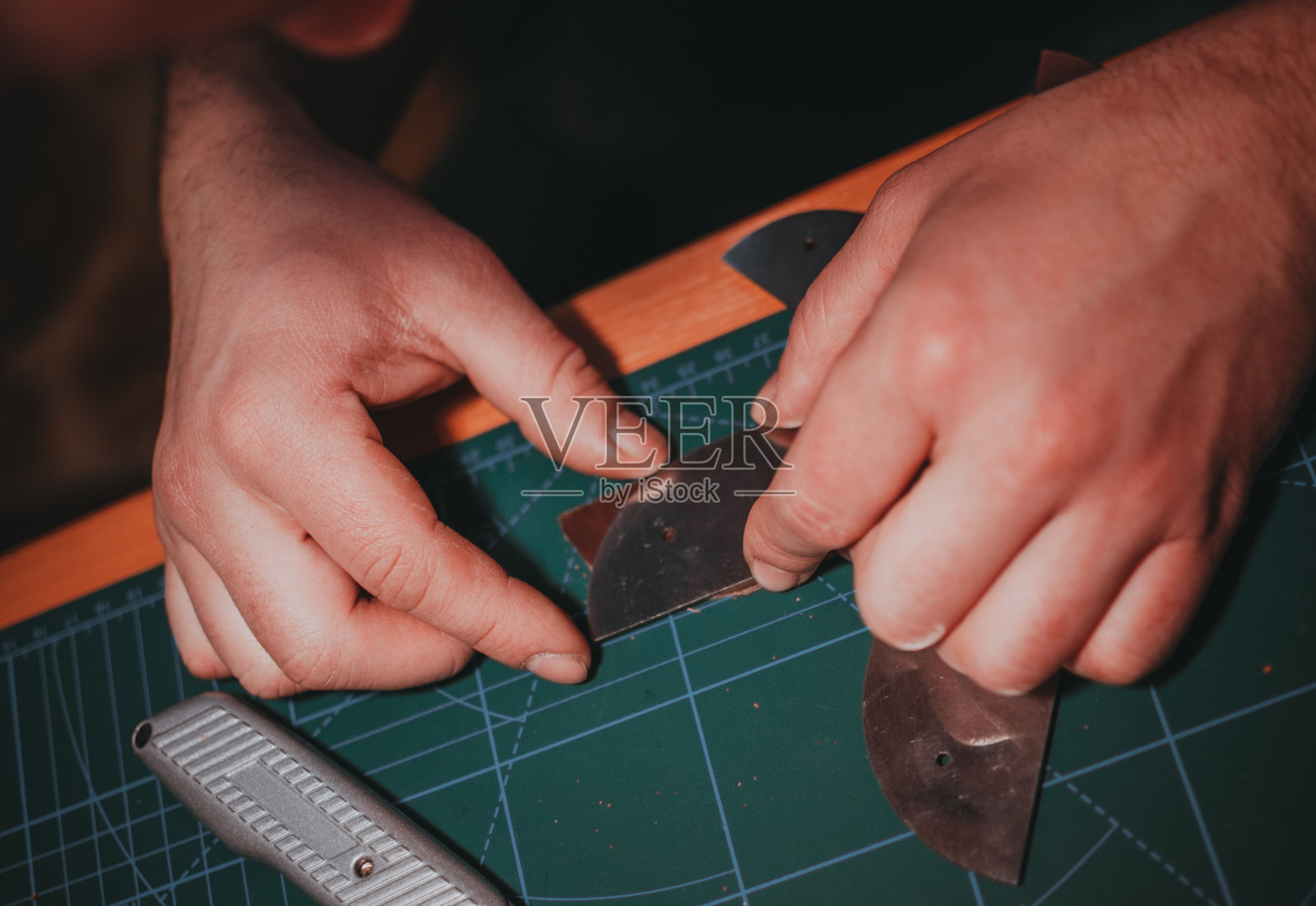手会在皮带下面的皮上留下痕迹照片摄影图片