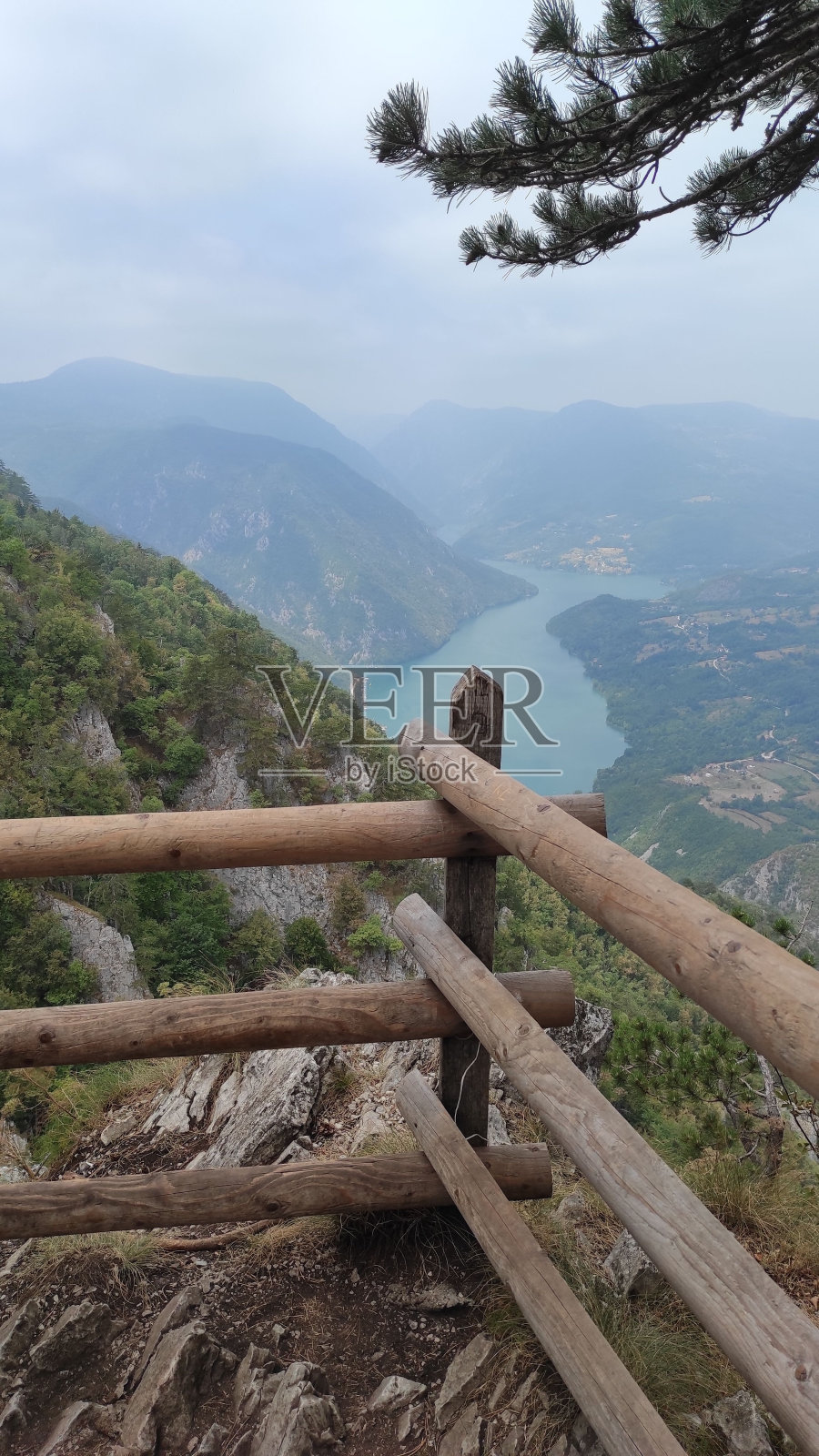 在一个阴沉的日子里，从山上俯瞰河流的视角垂直拍摄照片摄影图片