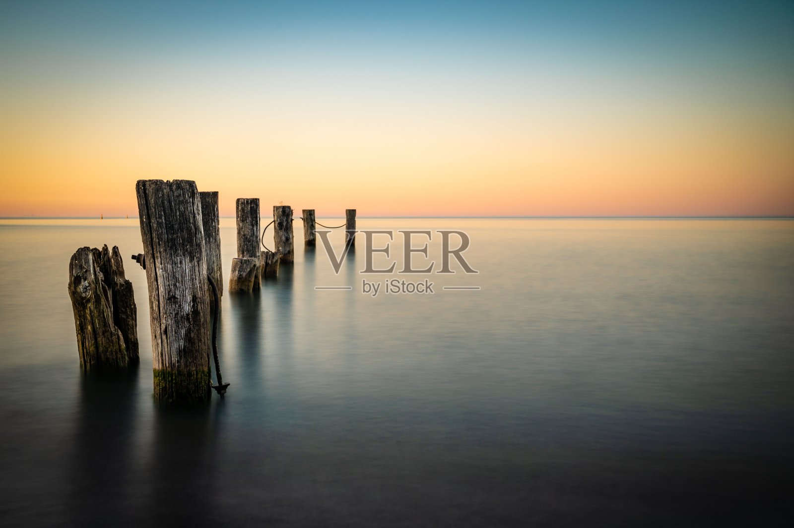 长曝光码头在一个湖在日落照片摄影图片