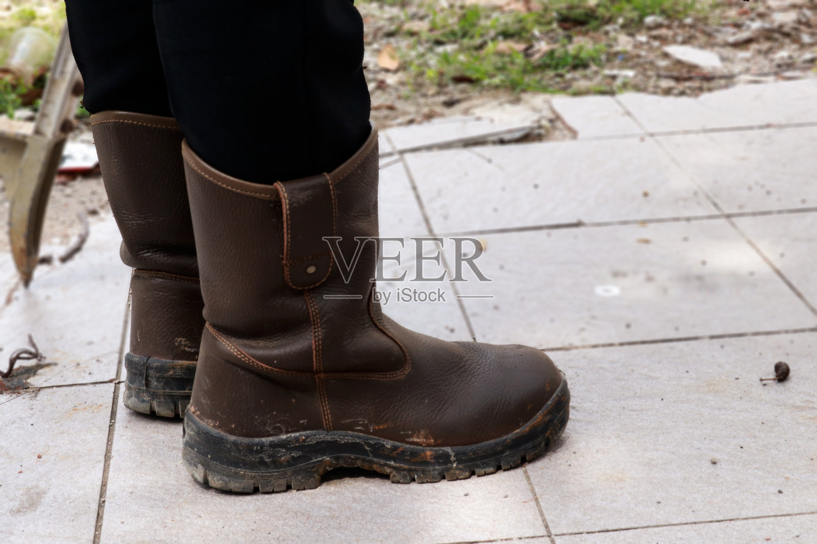 建筑工人们穿的棕色皮安全鞋照片摄影图片