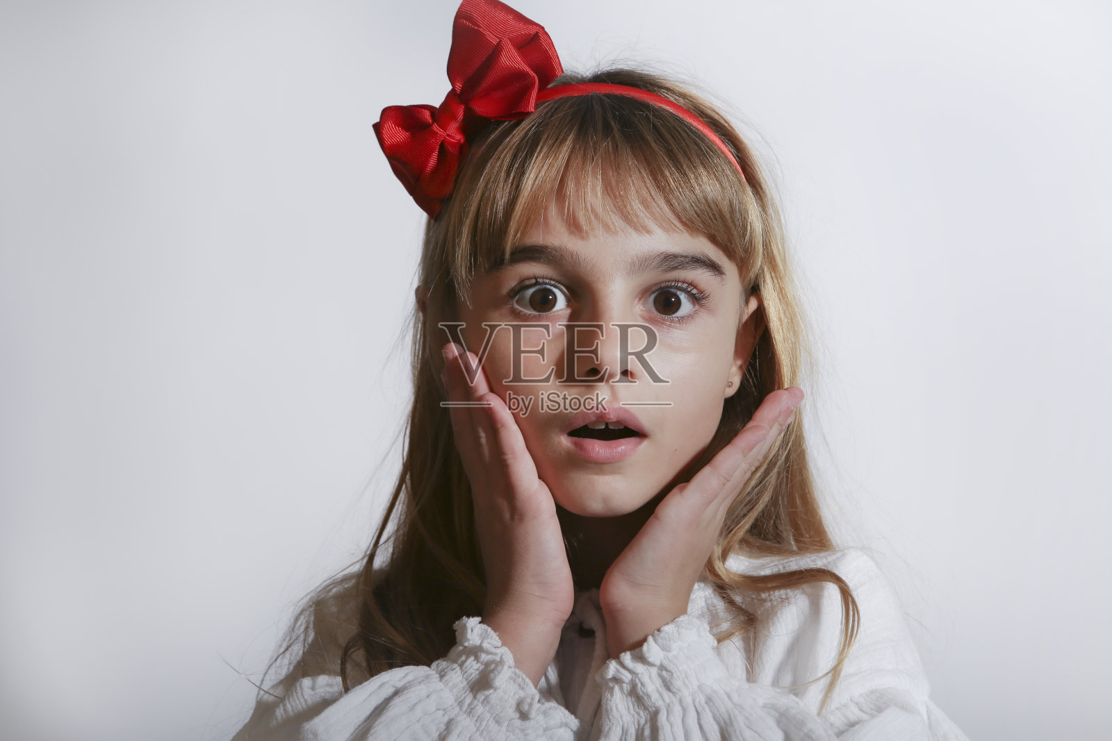 穿白色衣服的惊讶小女孩照片摄影图片