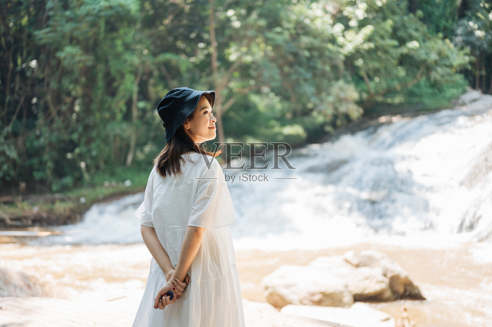 广阔的视野湄沙瀑布与激动人心的亚洲游客娱乐时间照片摄影图片