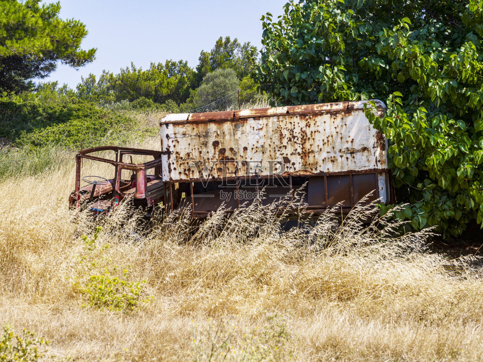 生锈的废弃损坏卡车照片摄影图片