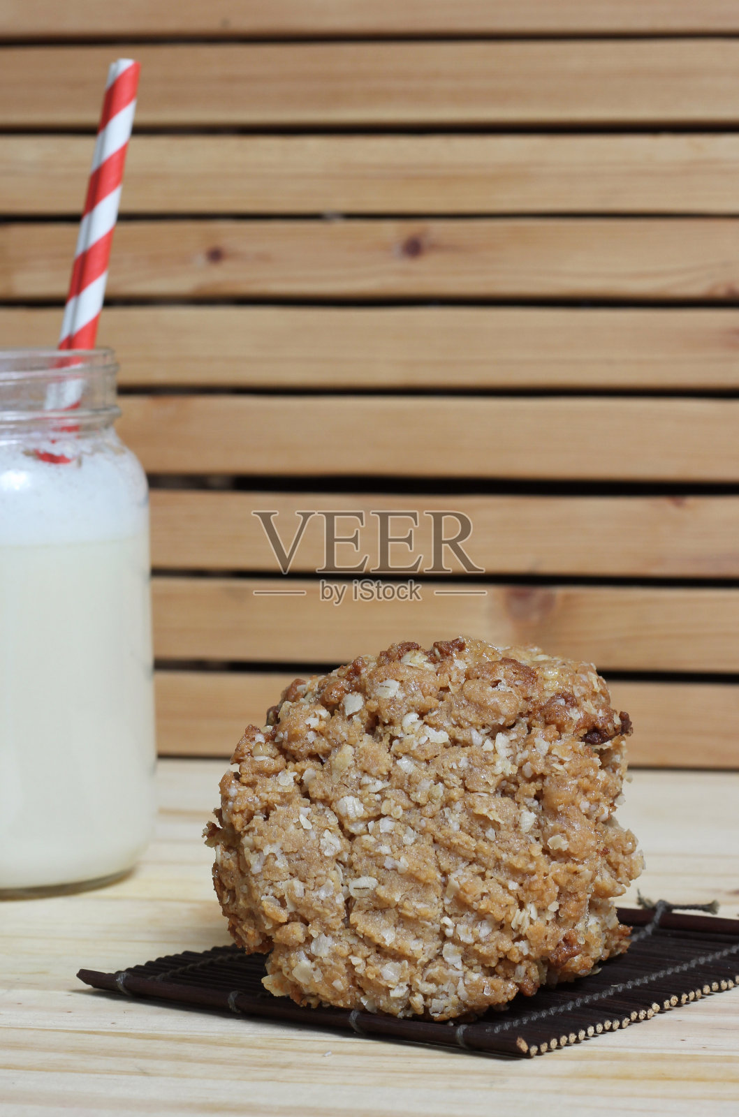 乡村厨房的燕麦花生黄油饼干配杏仁牛奶照片摄影图片