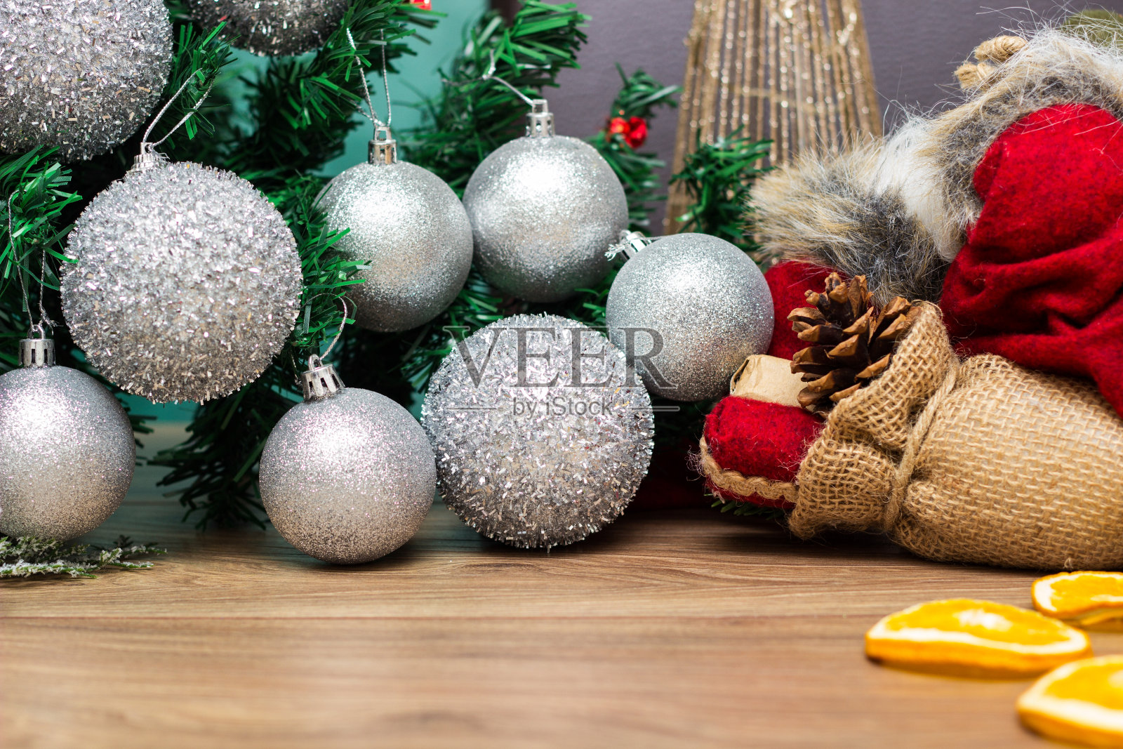 圣诞树上的银饰照片摄影图片