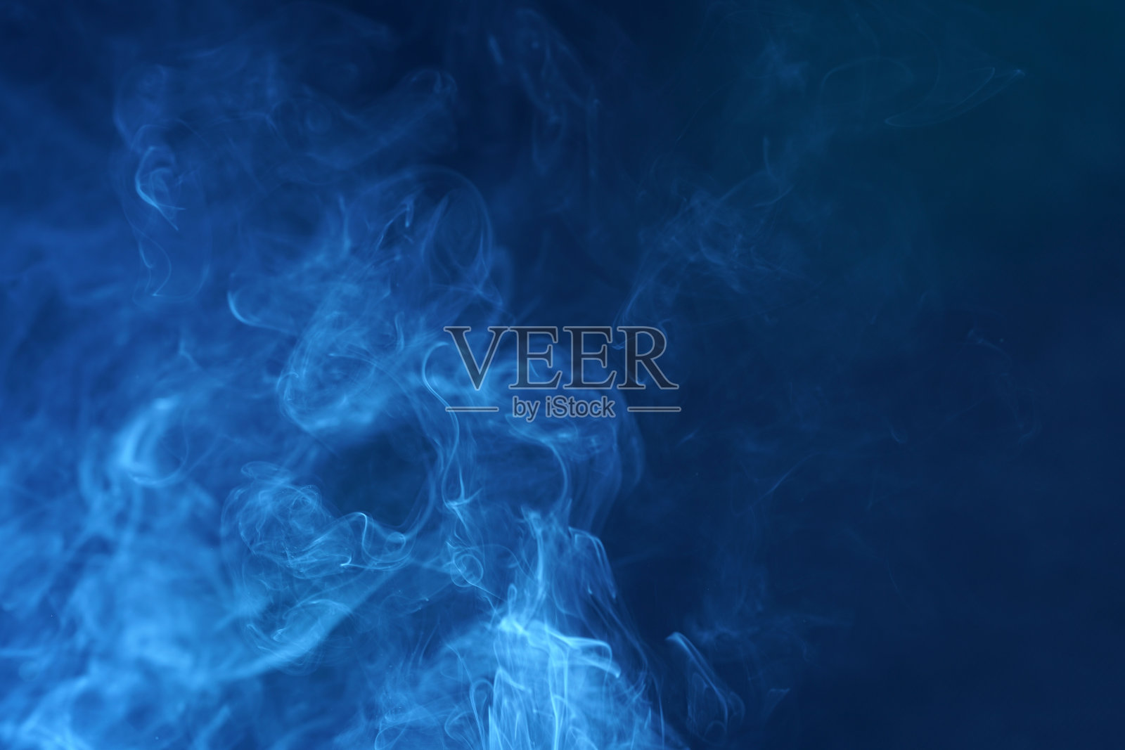 蓝色背景上加热器的烟雾特写照片摄影图片