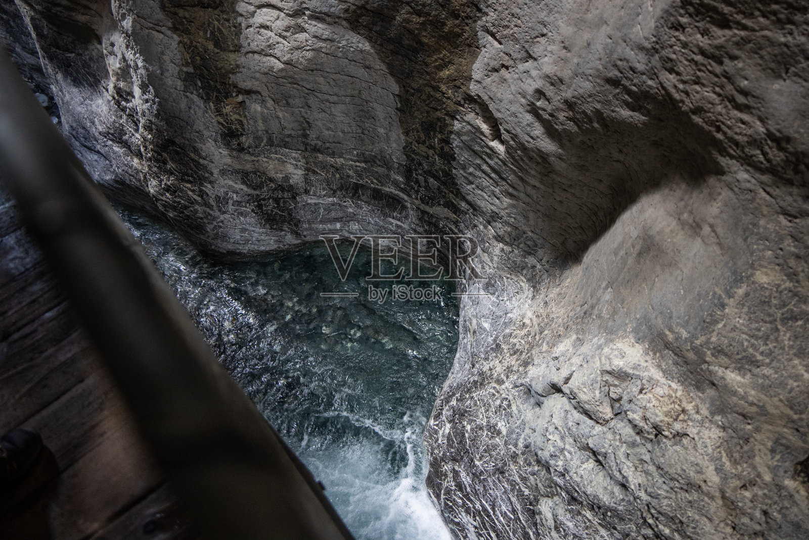 瑞士阿德尔博登的Cholerenschlucht美丽的瀑布和洞穴照片摄影图片