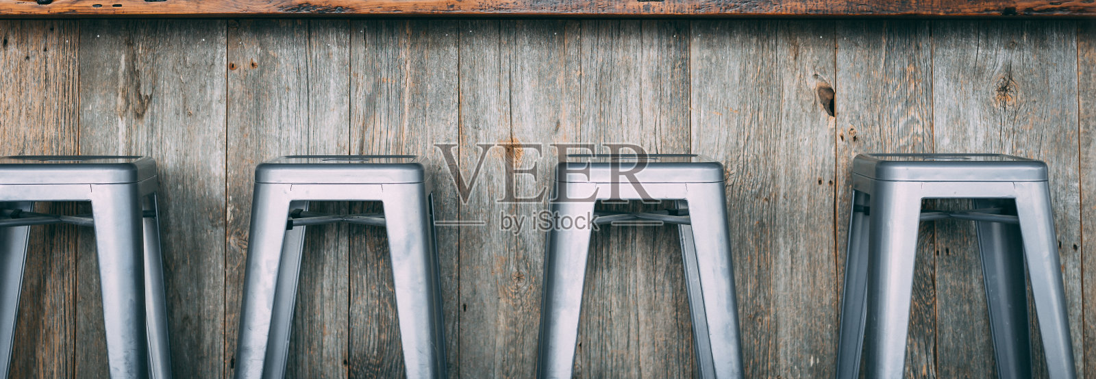 木桌旁的酒吧凳照片摄影图片