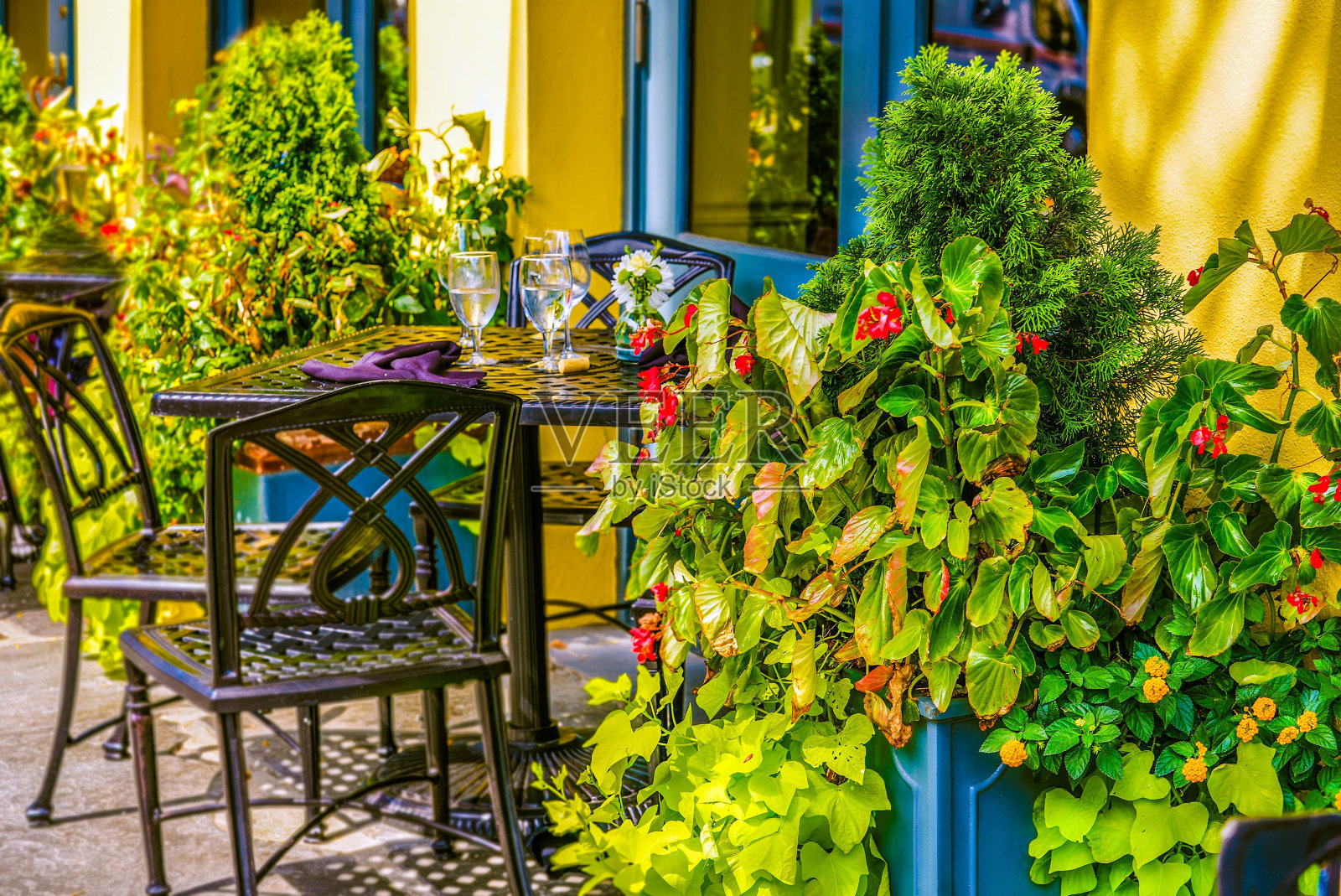 南卡罗来纳州查尔斯顿的一家户外法国区餐厅的美丽照片照片摄影图片