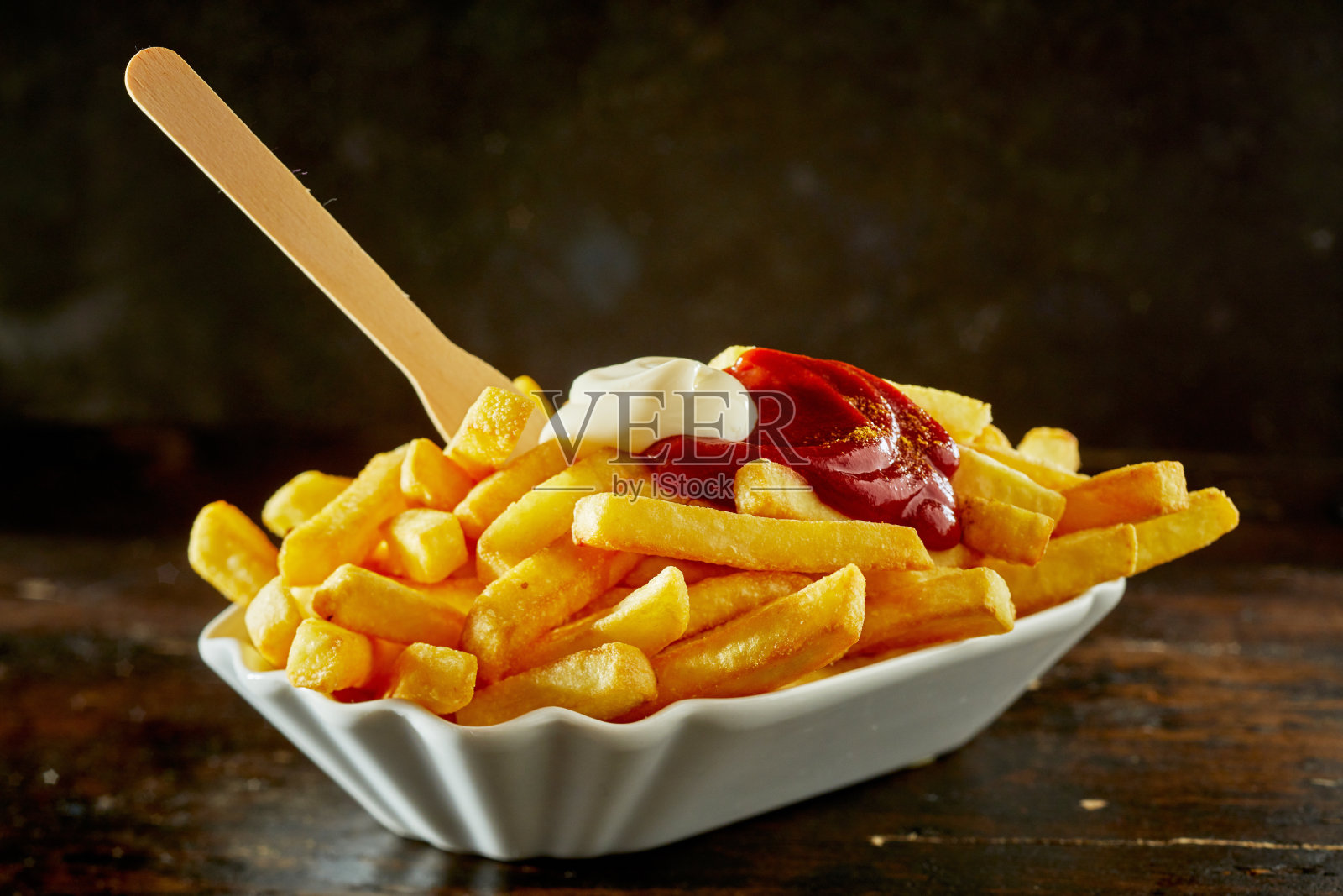 陶瓷碗里的开胃薯条配蛋黄酱和番茄酱照片摄影图片