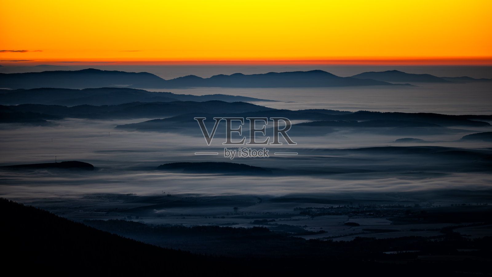 斯洛伐克塔特拉国家公园山上的日出。照片摄影图片