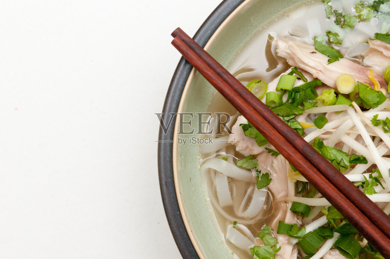 越南河粉汤俯视图与中国木棍孤立在白色的表面照片摄影图片