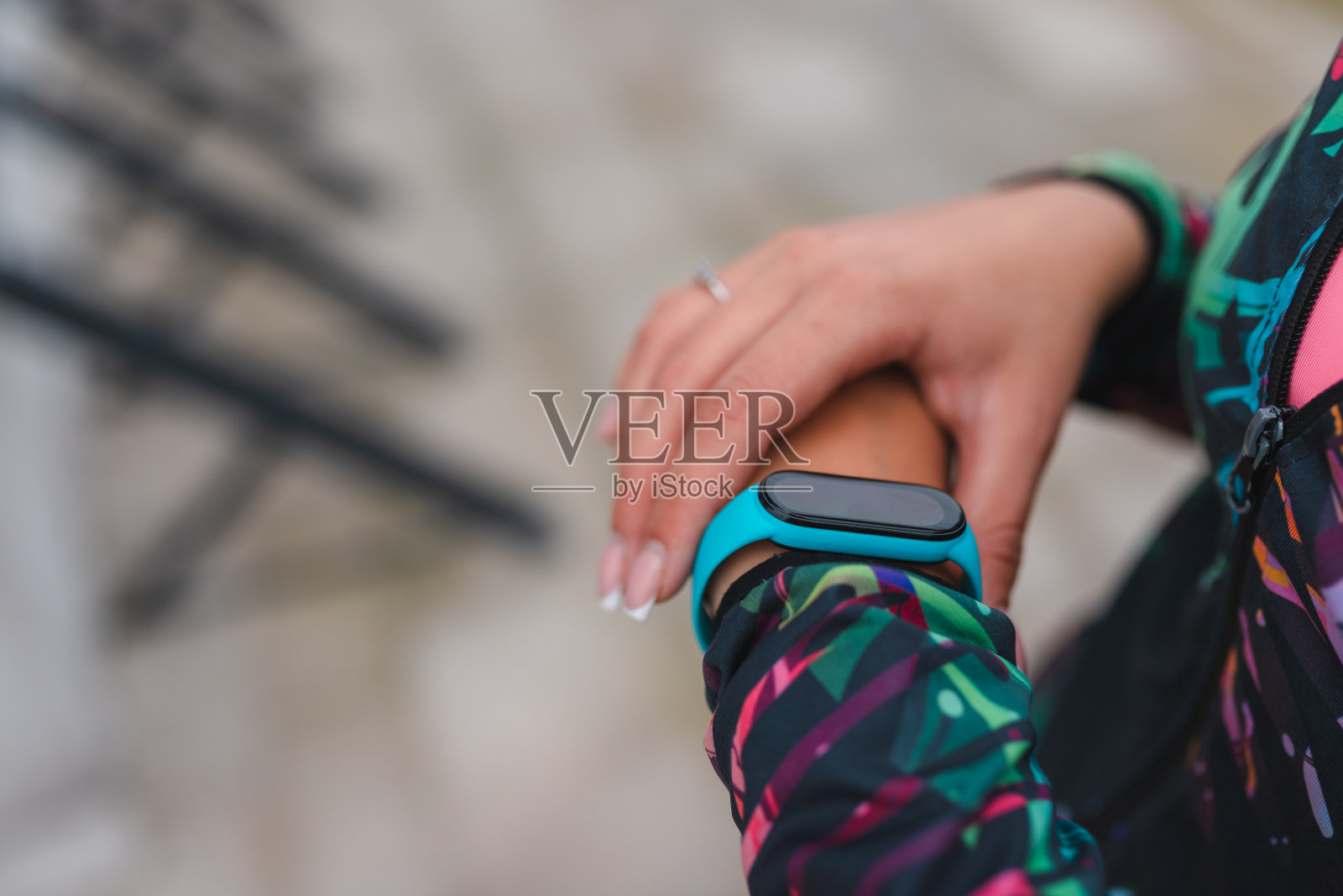 一个年轻女子用智能手表跟踪她的锻炼照片摄影图片