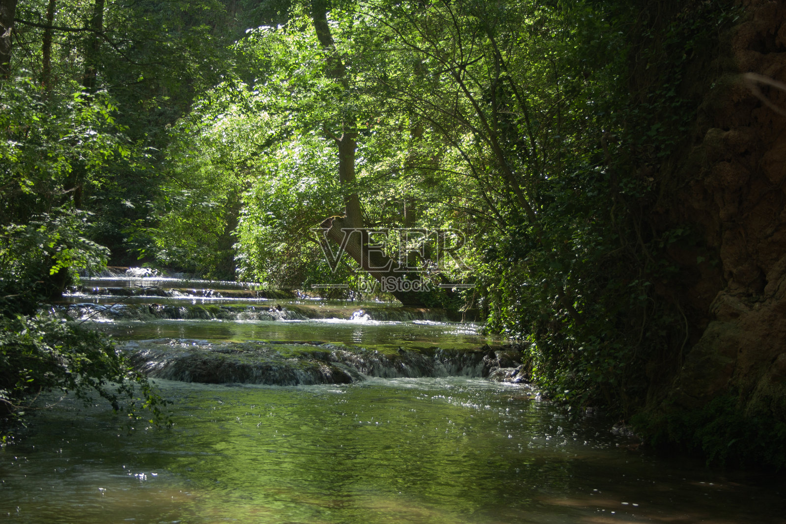 瀑布景观，景观在Monasterio de Piedra, Nuevalos，萨拉戈萨，阿拉贡西班牙照片摄影图片