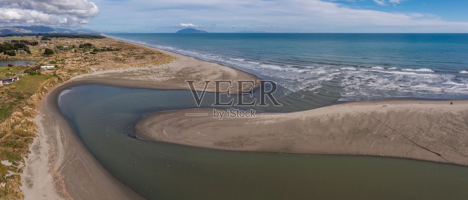 新西兰卡皮提海岸怀卡瓦海滩和河口的空中全景图照片摄影图片