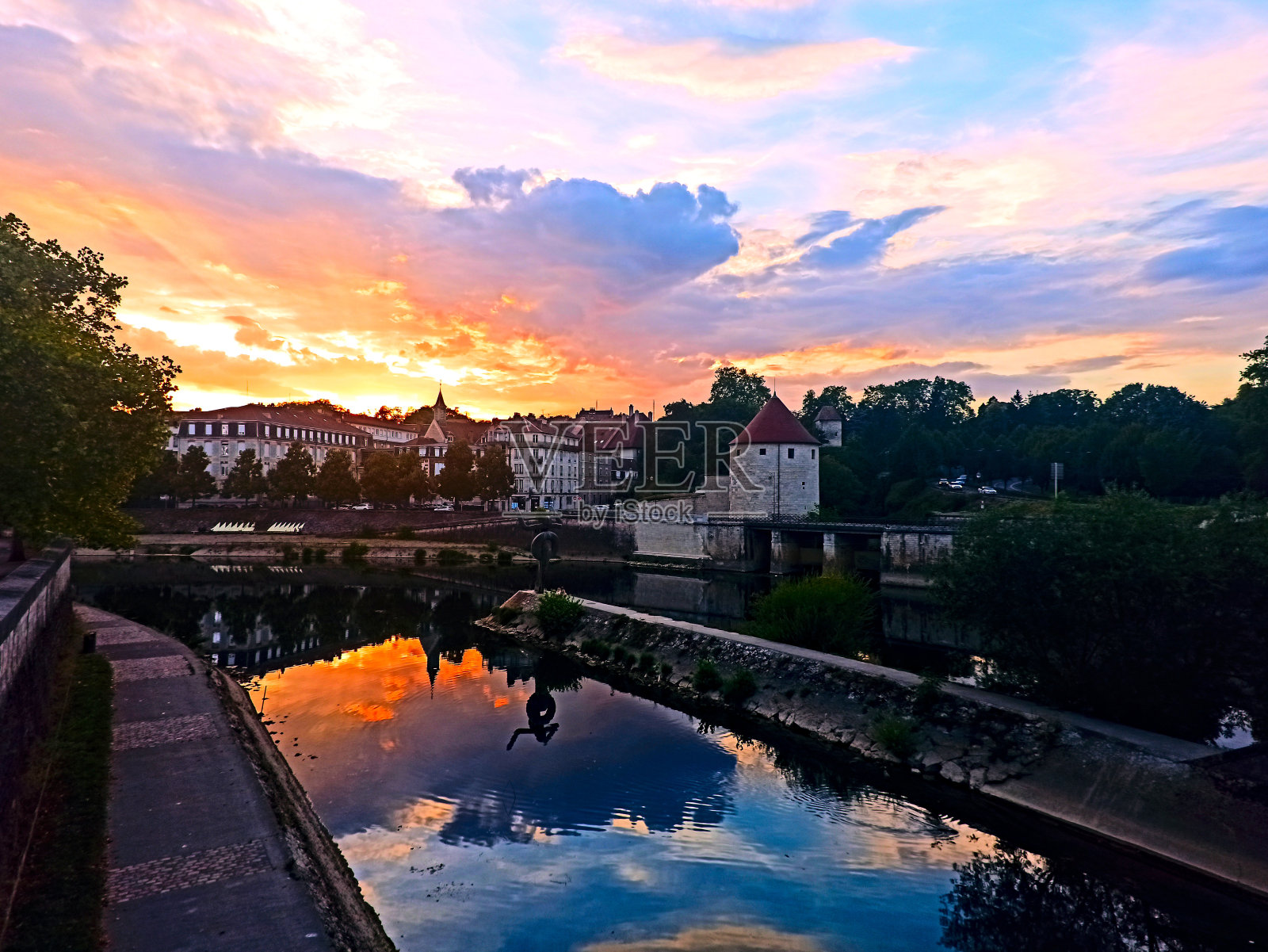 Besançon, August 2022 - Visit the beautiful city of Besançon at dusk with a sunset照片摄影图片