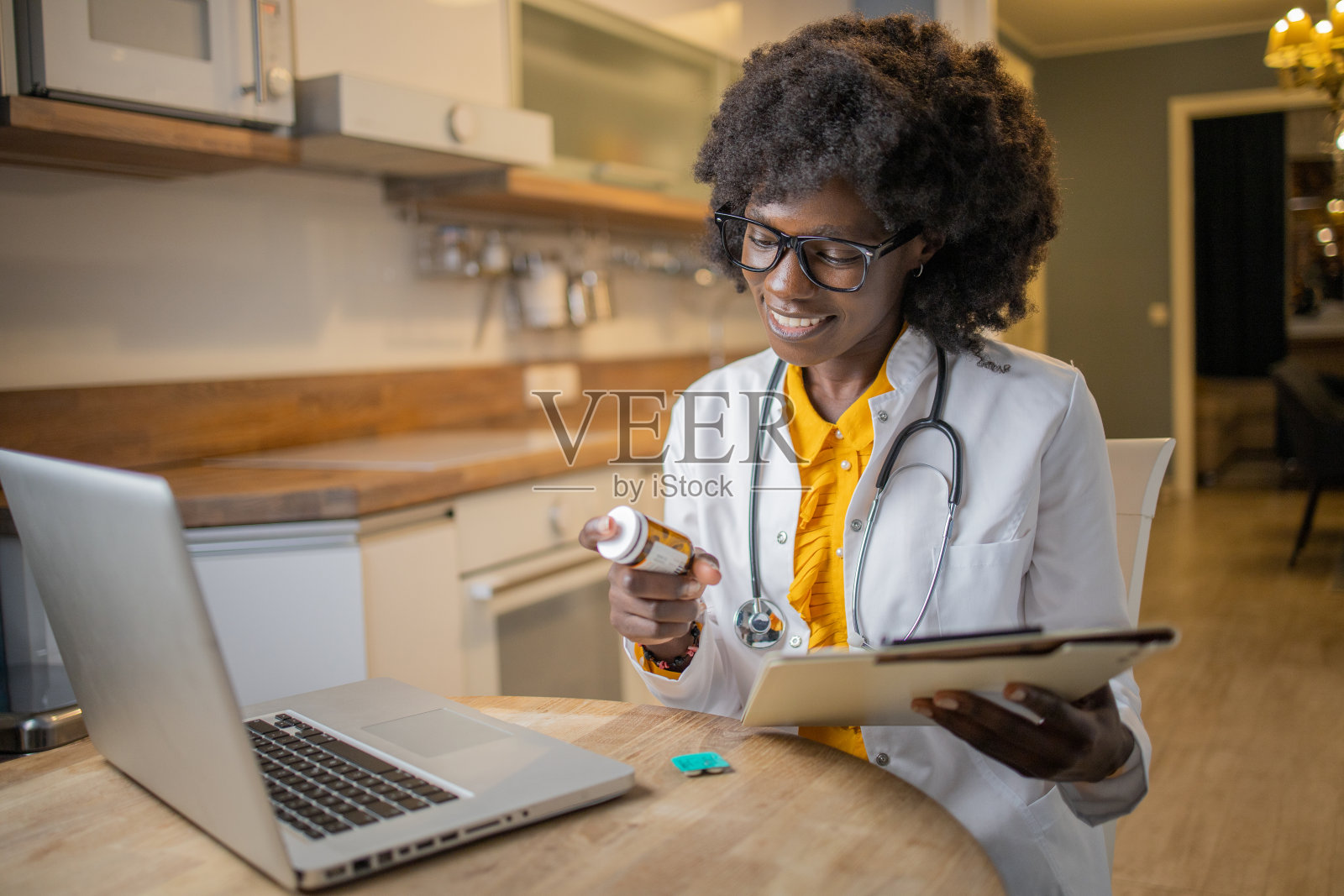 女医生在视频通话照片摄影图片