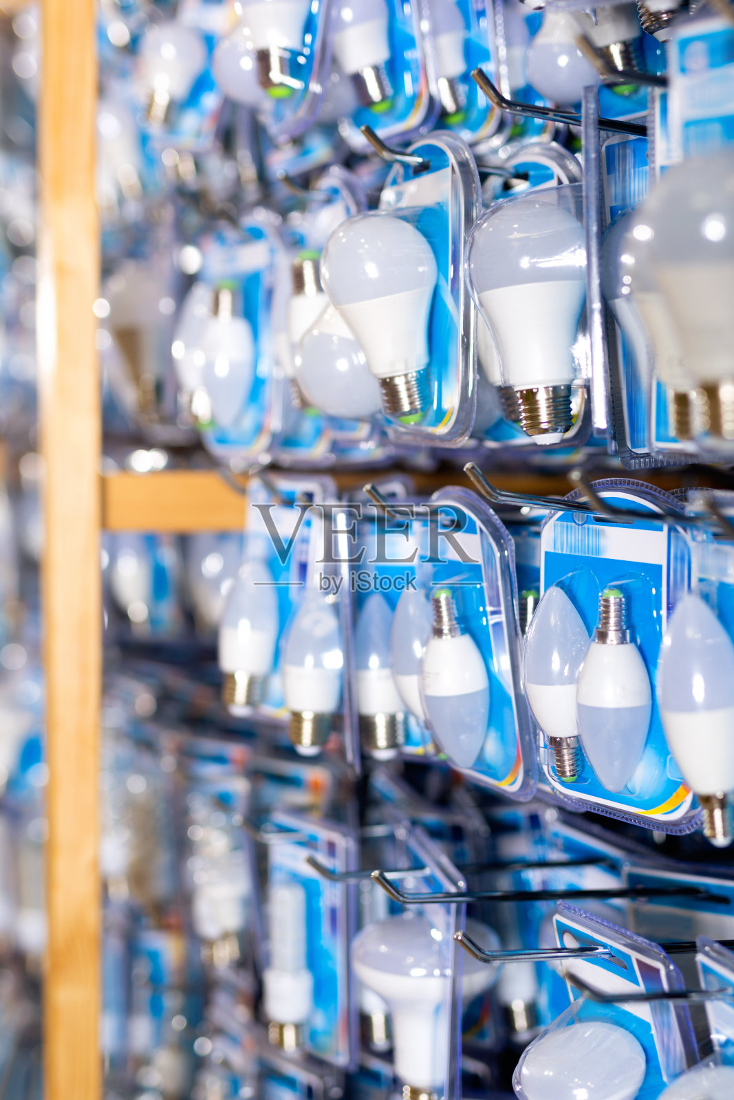 家居用品店陈列架上的灯泡照片摄影图片