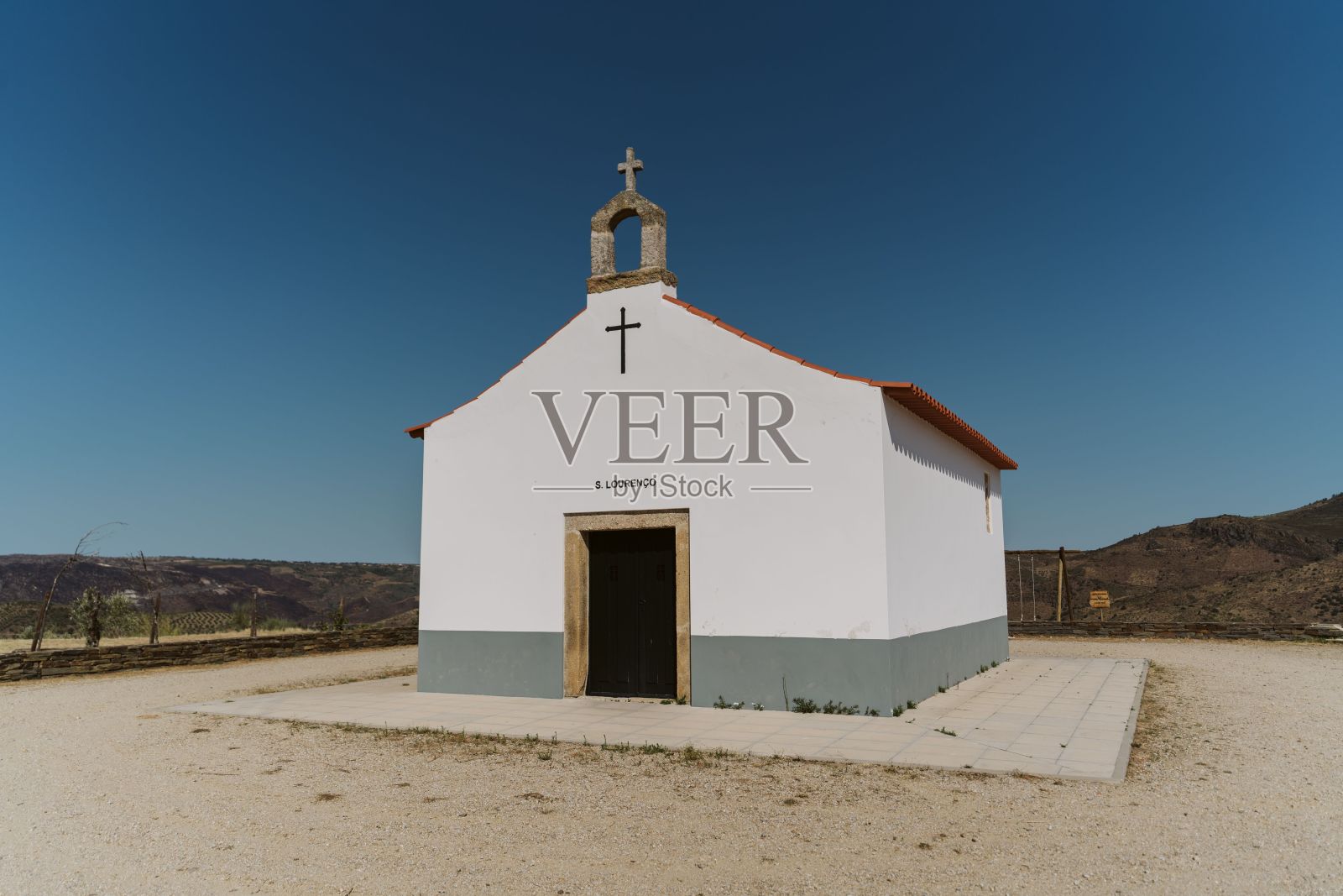 蓝色天空下的葡萄牙Torre de Moncorvo的白色小教堂照片摄影图片