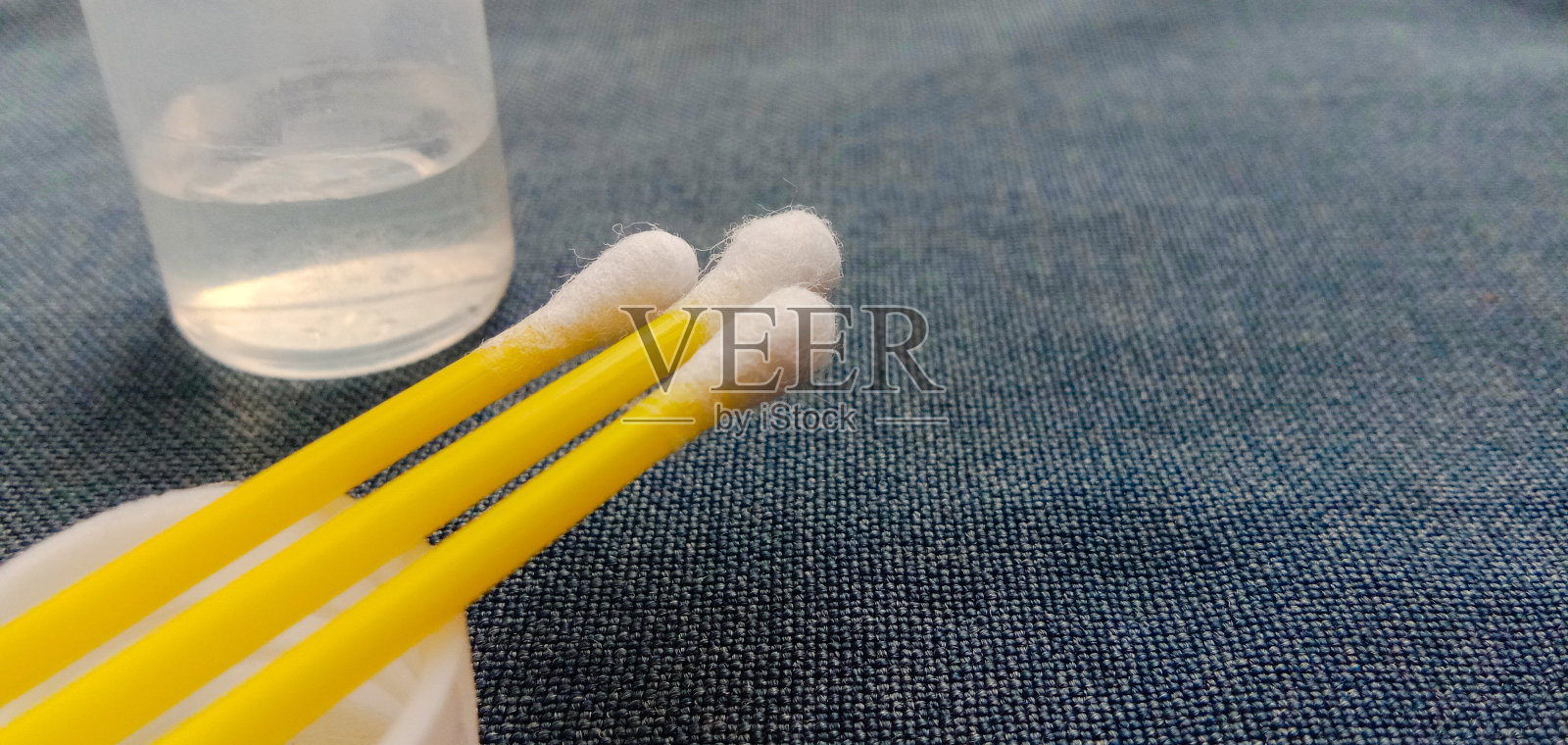 一些卫生棉签和一瓶外用酒精的特写镜头照片摄影图片