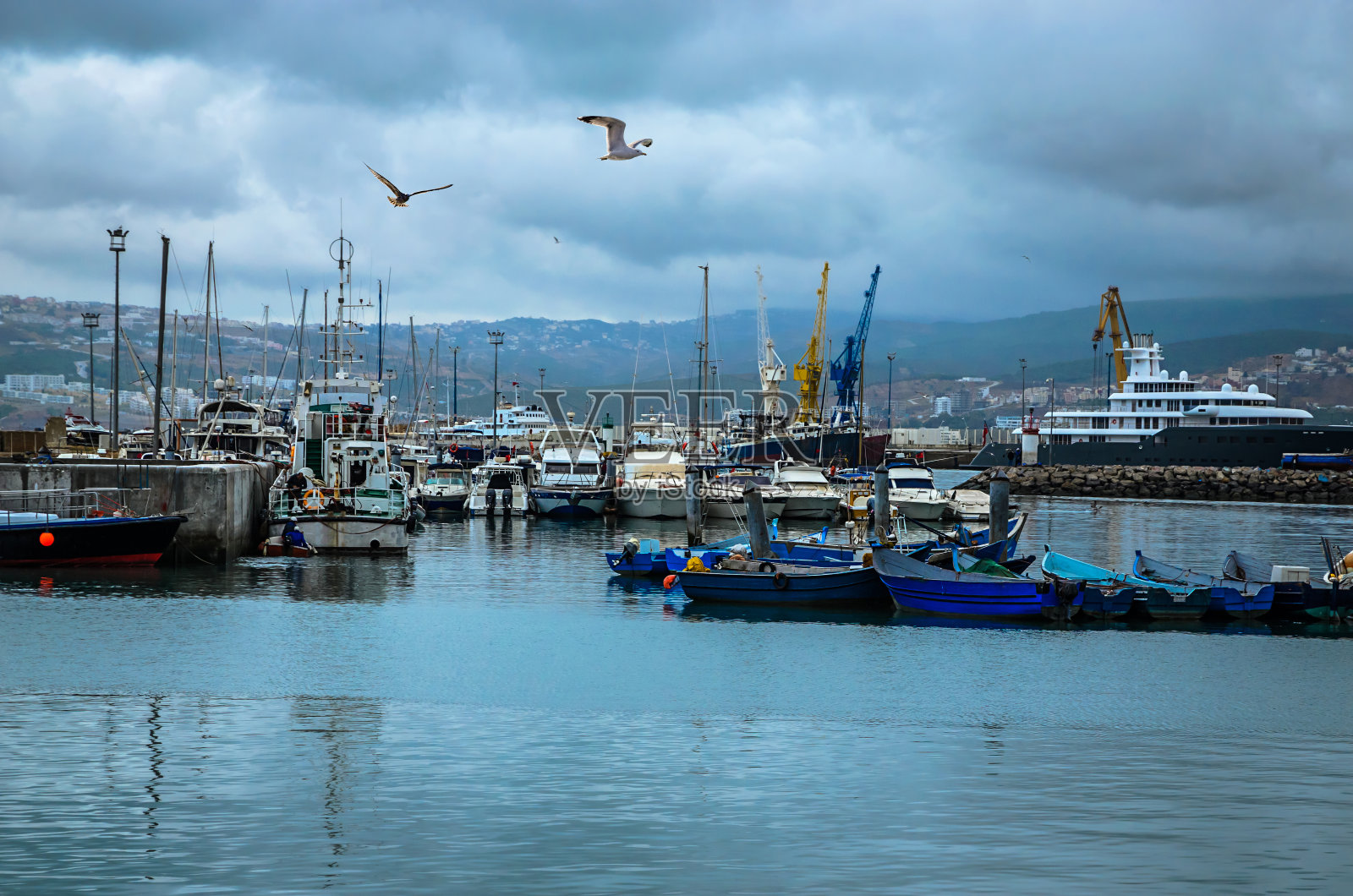 美丽的老港口全景在城市丹吉尔，摩洛哥照片摄影图片