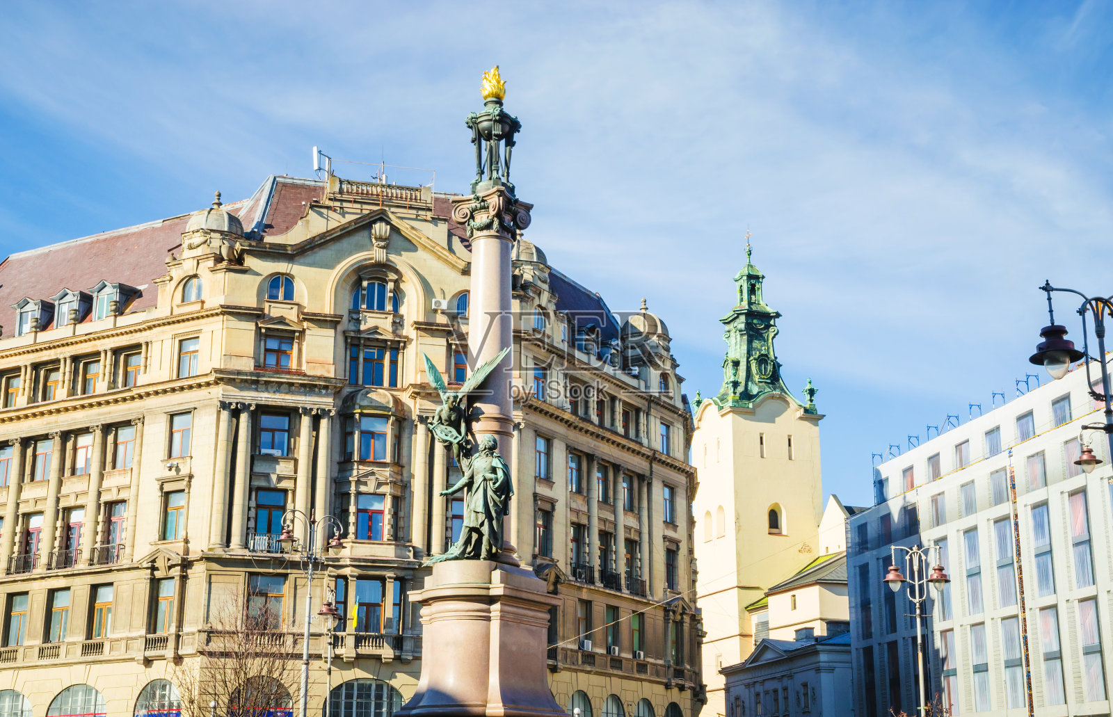 乌克兰利沃夫老城的传统房屋和狭窄的街道。利沃夫的晴朗天气照片摄影图片