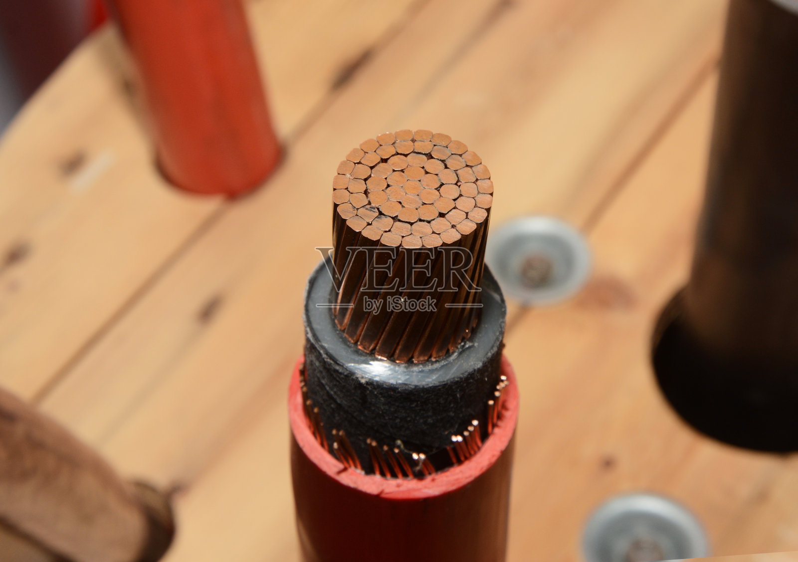 耐热电力电缆导体的铜线横截面特写。照片摄影图片