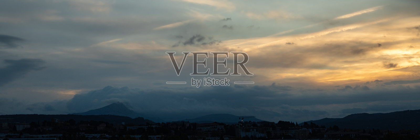 圣维克多瓦尔山在一个多云的秋日清晨的阳光下照片摄影图片