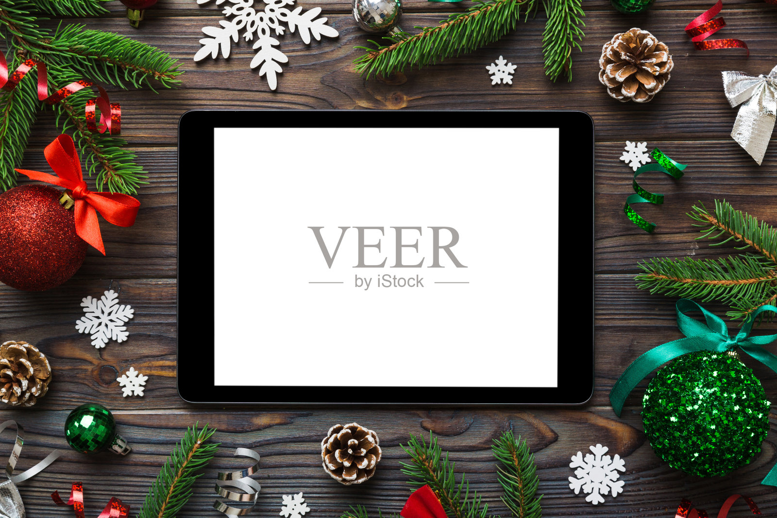 带圣诞装饰的数字平板样机，顶部视图，留有设计空间。圣诞在线购物概念。照片摄影图片