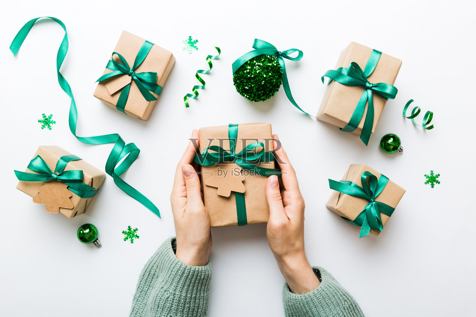 女子双手捧着礼盒，为节日、俯视图、圣诞和新年概念准备惊喜照片摄影图片