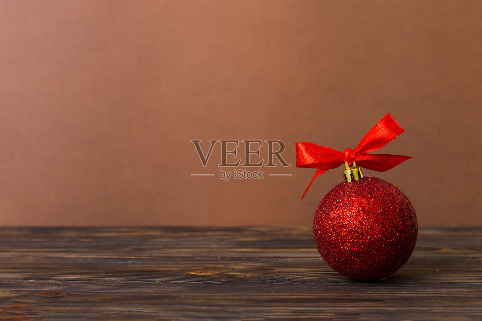 彩色背景的圣诞球。装饰彩带蝴蝶结与复制空间照片摄影图片