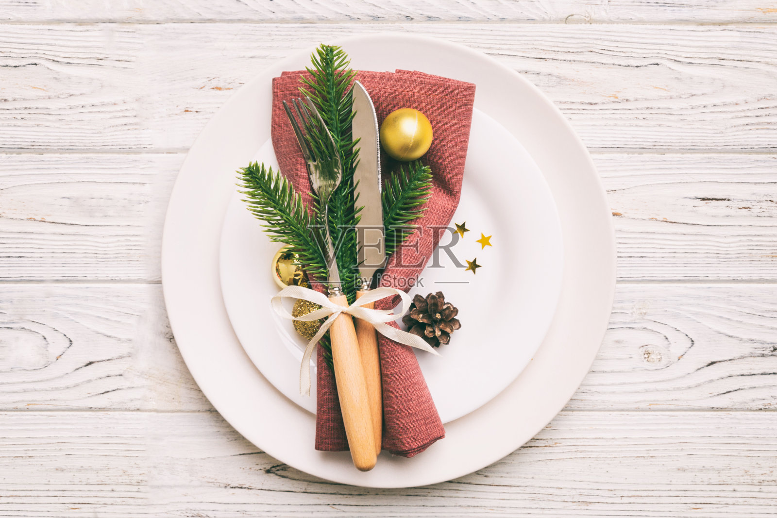 圣诞餐桌布置：装饰与餐具俯视图照片摄影图片