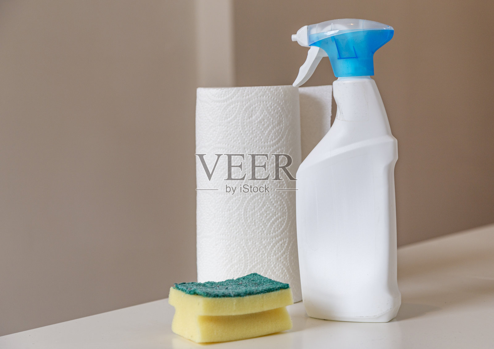 桌子上清洁产品的特写镜头照片摄影图片