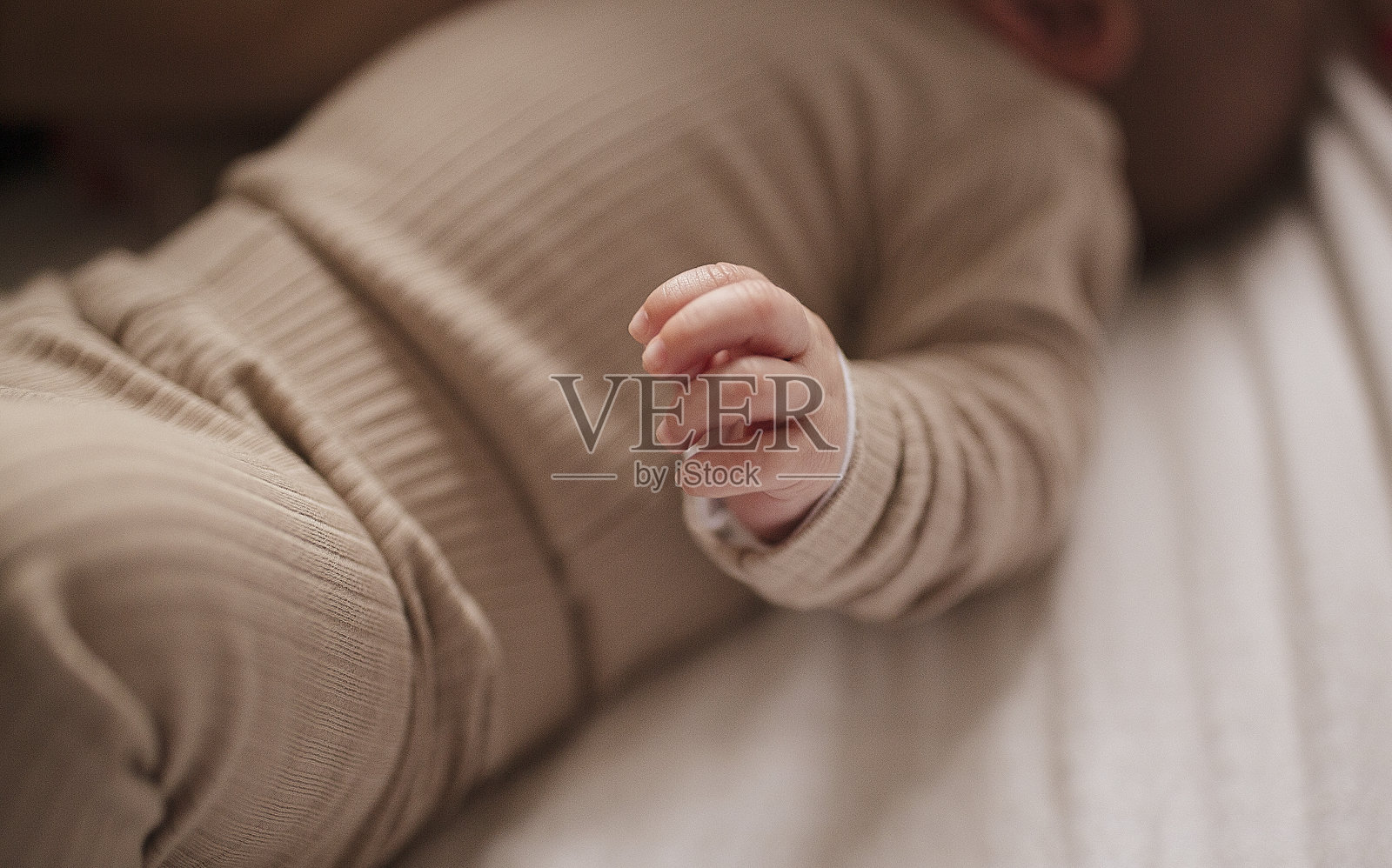 可爱的新生儿躺在床上照片摄影图片