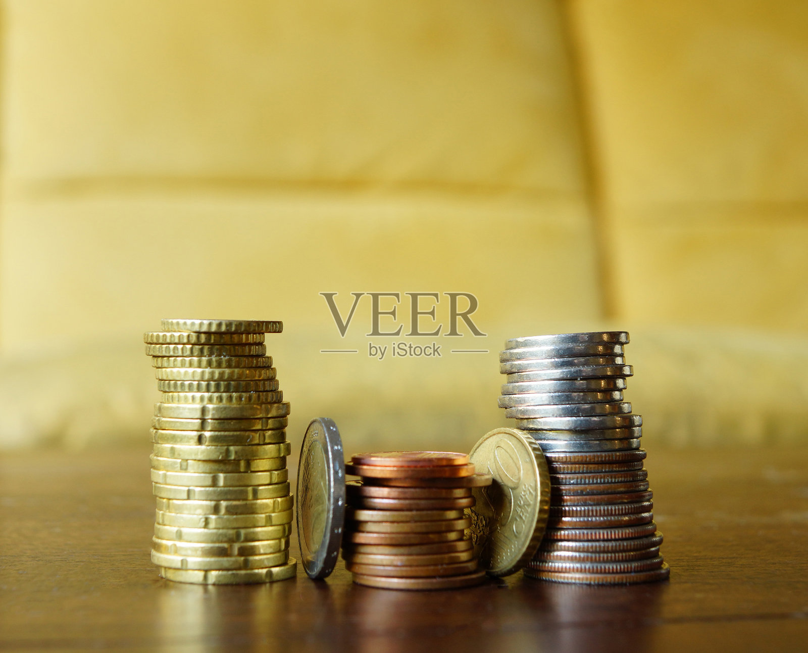 木桌上成堆的欧洲硬币的特写镜头照片摄影图片