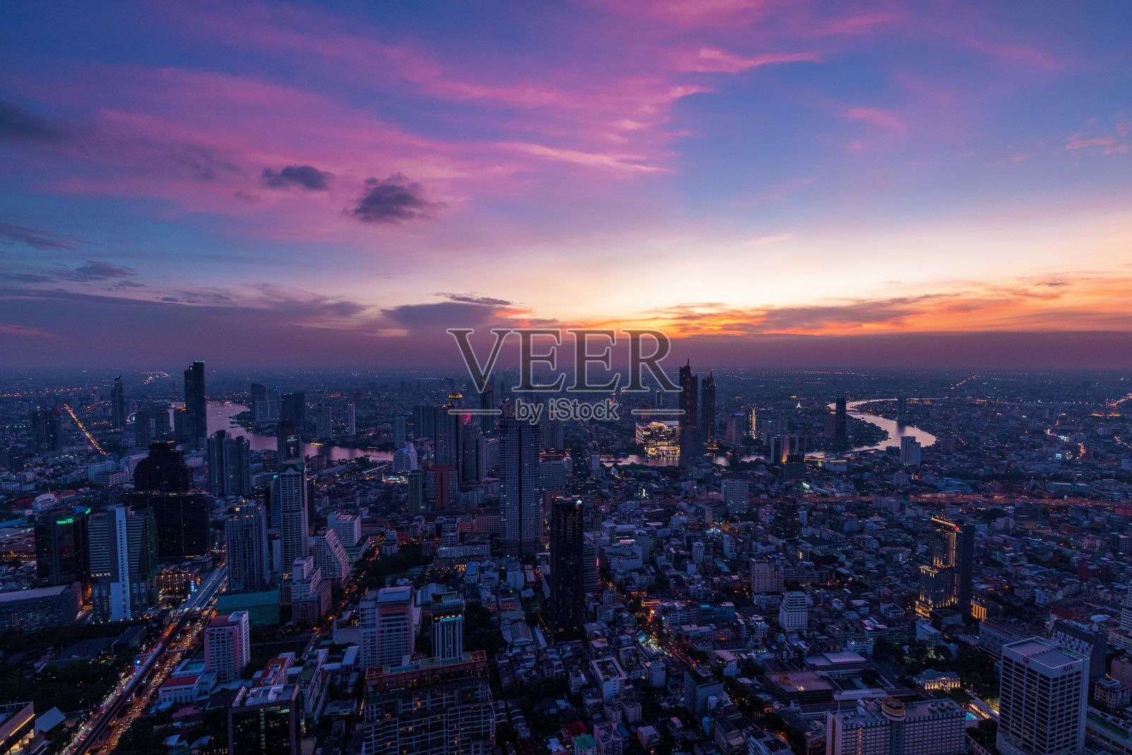 泰国曼谷的城市景观在紫色的日落天空下照片摄影图片