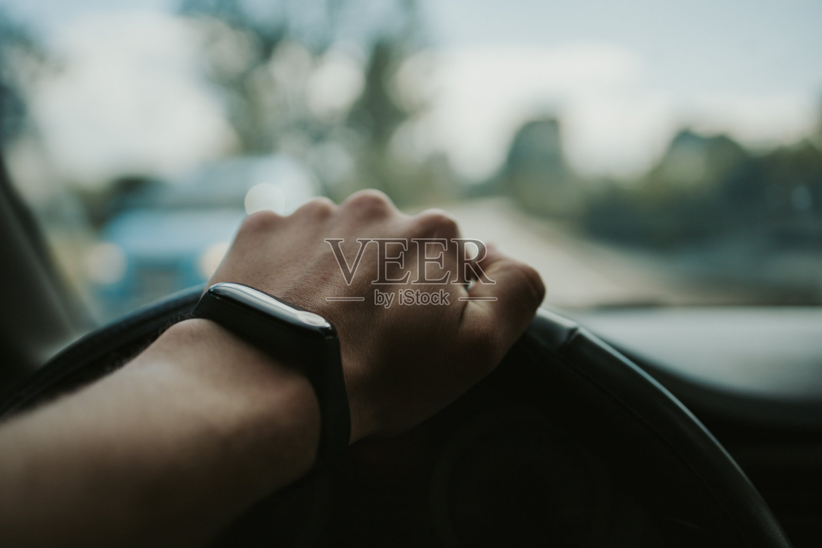 司机的手放在方向盘上的背景是透过窗户看到的道路照片摄影图片