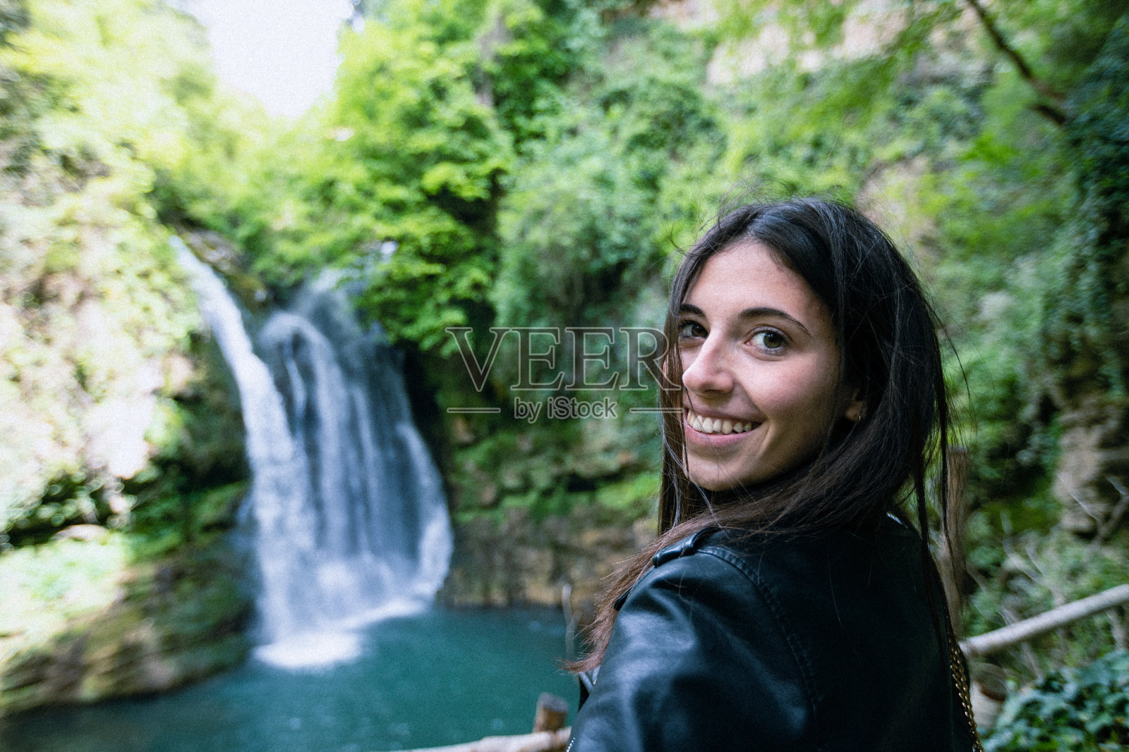 在瀑布拍摄模特照片。照片摄影图片